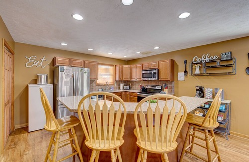Albrightsville Ski Chalet | Stunning 6 bdrm Pocono Chalet, new Hot Tub & 2 blocks to lake and pools.