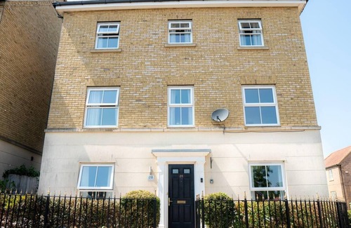 Bletchley House | Stunning 6-Bed House in Milton Keynes