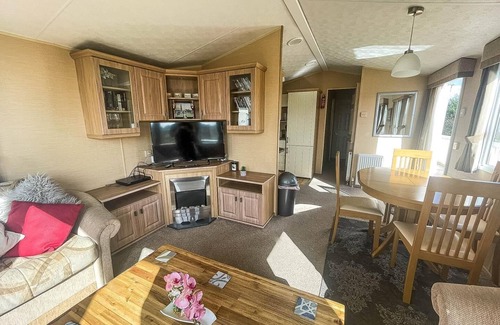 Scratby House | Stunning 6 berth caravan for hire in Norfolk, close to the beach, ref 19129S