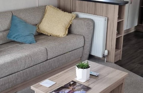 Rhuddlan House | Stunning 6 berth caravan at Sun Valley Caravan Park, Rhyl ref 81039N