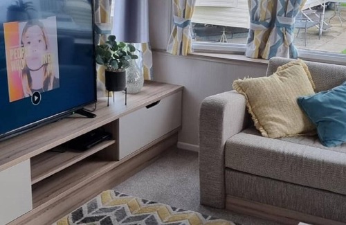 Rhuddlan House | Stunning 6 berth caravan at Sun Valley Caravan Park, Rhyl ref 81039N