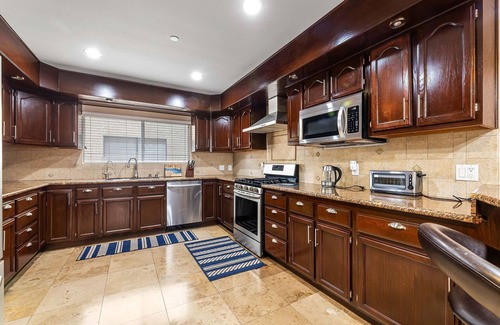 Downey House | Stunning 6BR Sanctuary Home in Downey