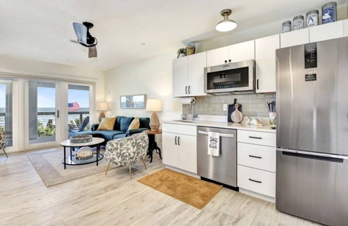 Painters Hill House | Stunning 7BR Oceanfront Home, Perfect for Groups