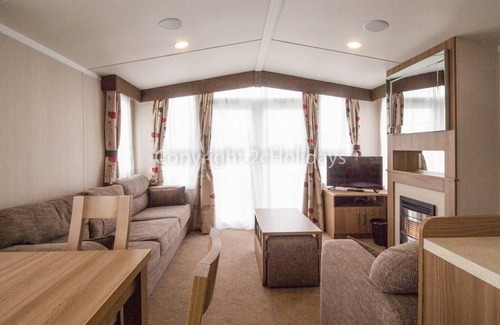 Hopton on Sea House | Stunning 8 berth caravan for hire at Hopton Haven Holiday Park ref 80009W