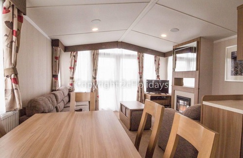 Hopton on Sea House | Stunning 8 berth caravan for hire at Hopton Haven Holiday Park ref 80009W