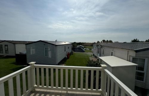 Winestead Boat Rental | Stunning 8 Berth Caravan With Decking And Unlimited Wi-Fi, Ref 71012P