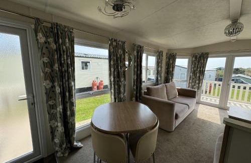 Winestead Boat Rental | Stunning 8 Berth Caravan With Decking And Unlimited Wi-Fi, Ref 71012P