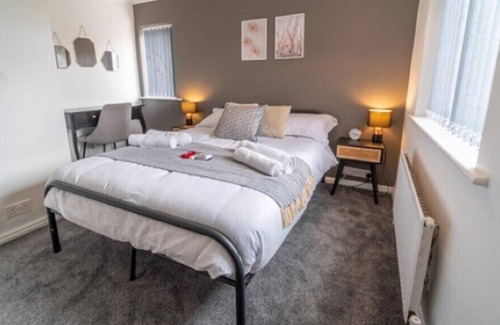 Sutton-in-Ashfield House | Stunning Abode in Ashford - Sleeps 7