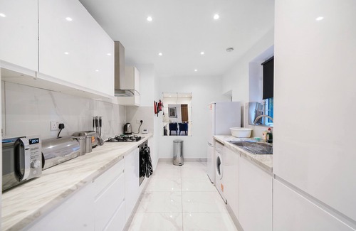Wormholt and White City House | Stunning Abode in Shepherds Bush