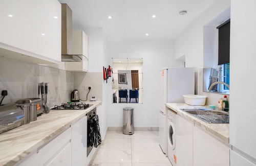 Wormholt and White City House | Stunning Abode in Shepherds Bush