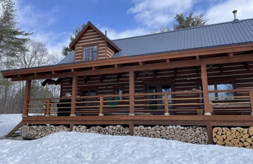 Centre Hastings Cottage | Stunning All Season Log Home on Moira Lake