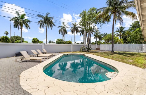 Boulevard Heights House | Stunning and Spacious 4 bedroom Hollywood Oasis with Private Pool & Covered Patio.