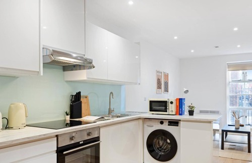 Newark Apartment | Stunning Apartment | Great Location | Free Parking