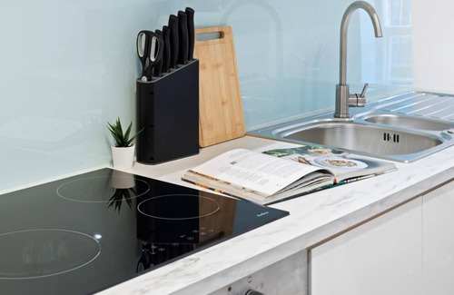 Newark Apartment | Stunning Apartment | Great Location | Free Parking