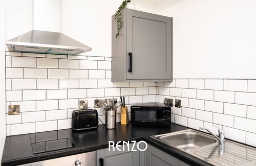 Derby Apartment | Stunning Apartment in Derby by Renzo, Cooking Facilities, Ideal for Contractors!