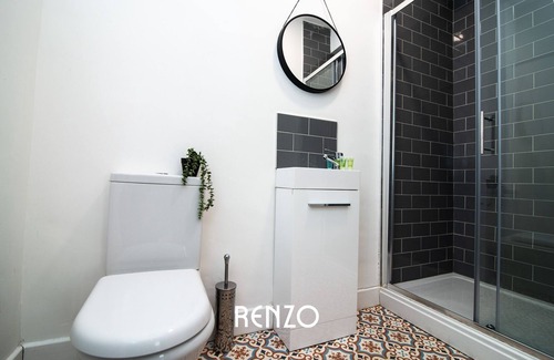 Derby Apartment | Stunning Apartment in Derby by Renzo, Cooking Facilities, Ideal for Contractors!