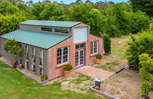 Bullengarook House | Stunning barn with views of Mount Macedon