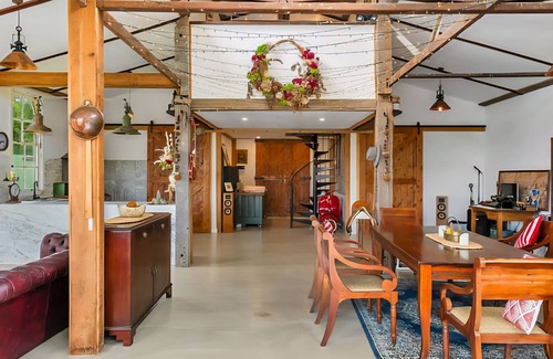 Bullengarook House | Stunning barn with views of Mount Macedon