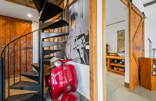 Bullengarook House | Stunning barn with views of Mount Macedon