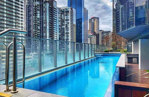 Southbank Apartment | Stunning Bay & Lake Views Apt w/Balcony & Wi-Fi