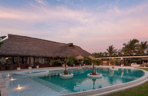 Lazaro Cardenas House | Stunning Beachfront Luxury Villa