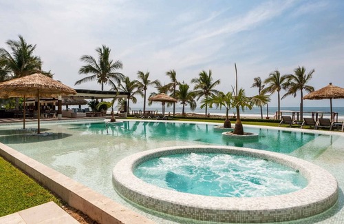 Lazaro Cardenas House | Stunning Beachfront Luxury Villa