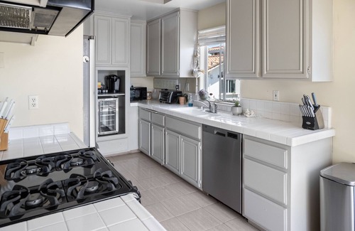 South Redondo House | Stunning Beach House with Optional Tesla & Electric Bikes for Rent.