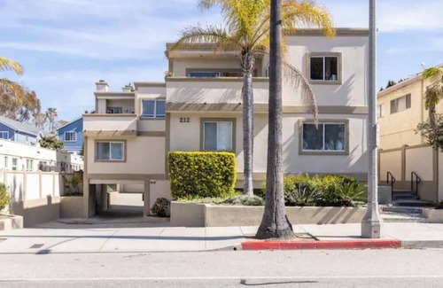 South Redondo House | Stunning Beach House with Optional Tesla & Electric Bikes for Rent.