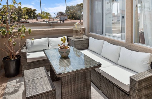 South Redondo House | Stunning Beach House with Optional Tesla & Electric Bikes for Rent.