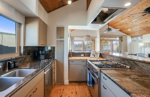 South Mission Beach House | Stunning Beach Home | AC, Garage, Patio, BBQ