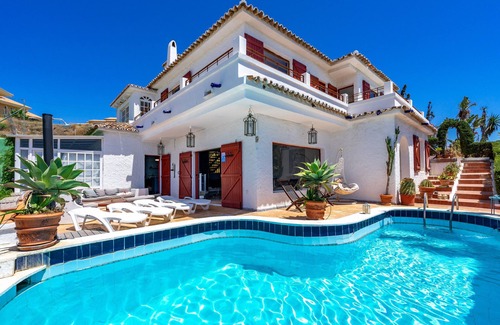 Fuengirola Villa | Stunning beachclose villa Fuengirola beach by Costarentals - Ref 03