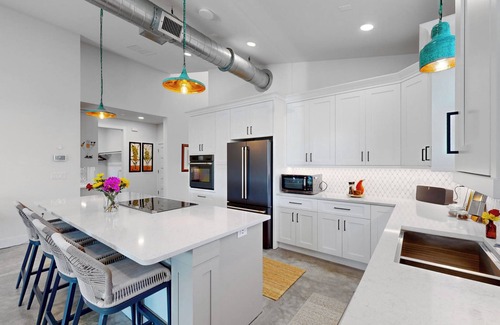 Tyler Gardens House | Stunning Beachside House W/Pool, Hot Tub & BBQ Grills - Walk to Beach🌊