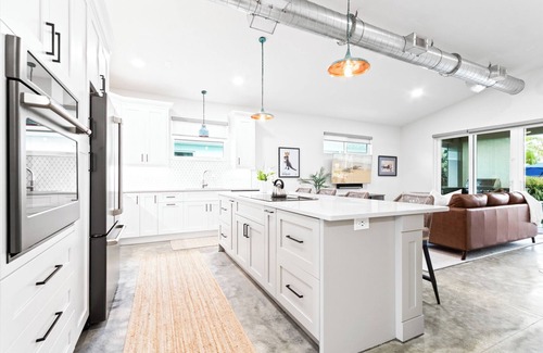 Tyler Gardens House | Stunning Beachside House W/Pool, Hot Tub & BBQ Grills - Walk to Beach🌊