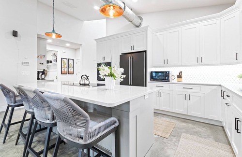 Tyler Gardens House | Stunning Beachside House W/Pool, Hot Tub & BBQ Grills - Walk to Beach🌊