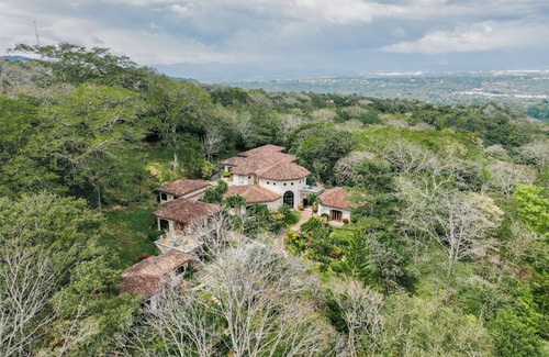 Tarcoles House | Stunning Beauty & Luxury, surrounded by Nature. Pool, Jacuzzi & Trails!