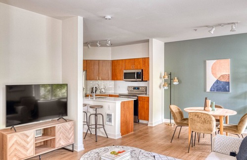 Northwest Bellevue Apartment | Stunning Bellevue 2BR w/Gym, W/D & Lounge, near Shops, by Blueground