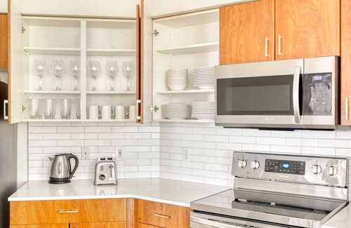 Northwest Bellevue Apartment | Stunning Bellevue 2BR w/Gym, W/D & Lounge, near Shops, by Blueground