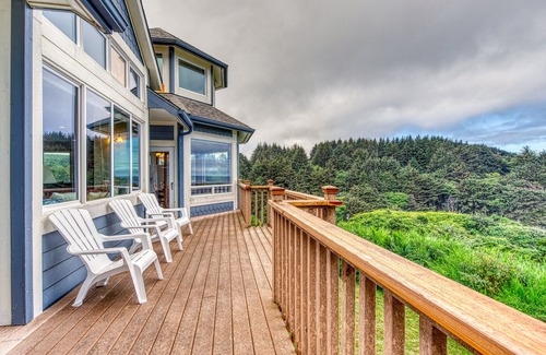 Bandon House | Stunning blufftop home w/deck & views of the ocean/hills - 2 dogs welcome