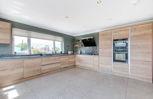 Kingsgate House | Stunning Botany Bay Beach House - Heated Swimming Pool & Panoramic Sea Views