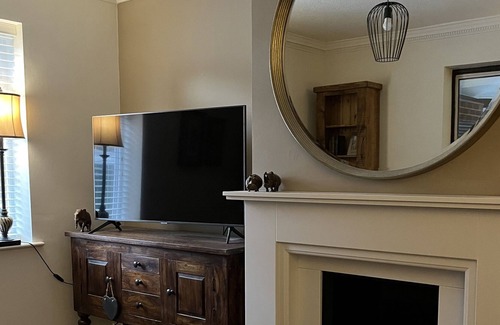 Woodmansey House | Stunning Bungalow w/Fireplace, private parking and garden