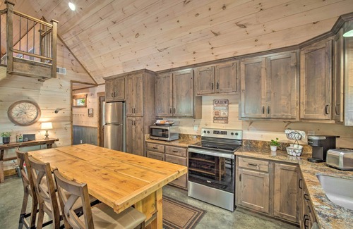 Rising Fawn Cabin | Stunning Cabin Getaway w/Private Hot Tub!