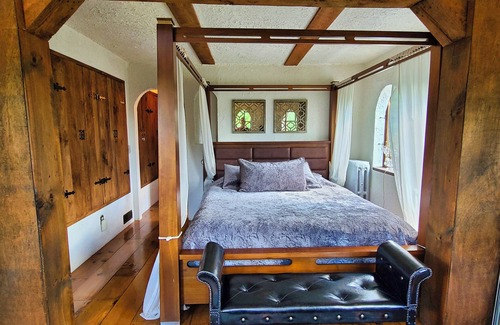 Irasburg Other | Stunning Castle w/ Hot tub, and Game Room
