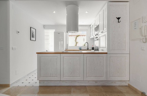La Goleta Apartment | Stunning Central Apartment by Costarentals - MAL05