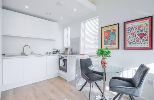 Cambridge City Centre Apartment | Stunning Central Apt - Balcony & Parking!