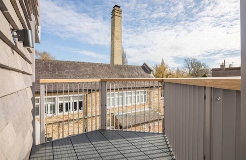 Cambridge City Centre Apartment | Stunning Central Apt - Balcony & Parking!