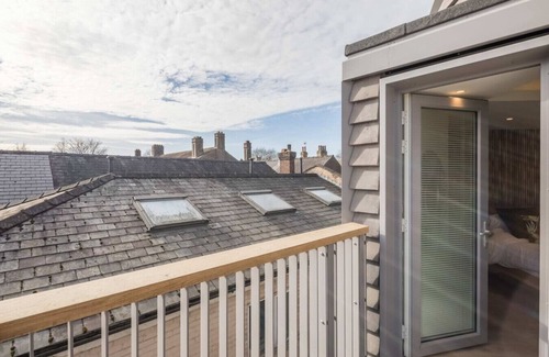 Cambridge City Centre Apartment | Stunning Central Apt - Balcony & Parking!