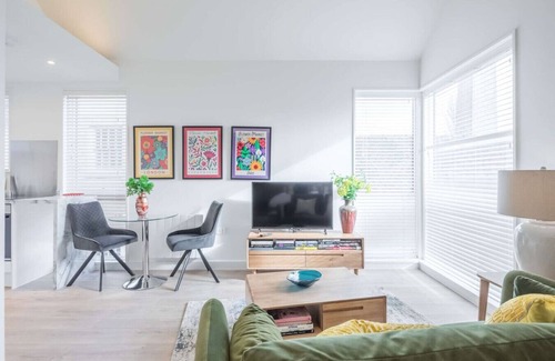 Cambridge City Centre Apartment | Stunning Central Apt - Balcony & Parking!