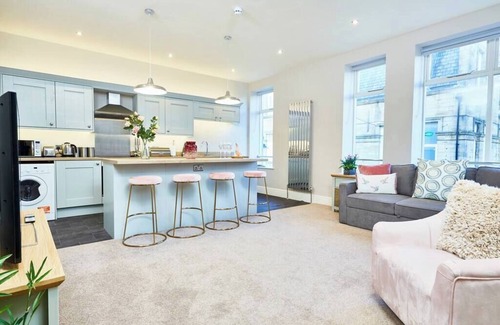 Harrogate City Centre Condo | Stunning Central Gems of Harrogate - Sleeps 18!