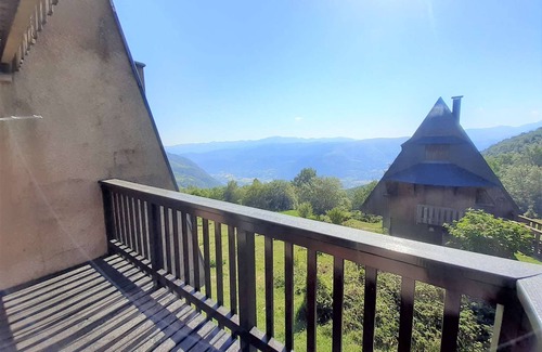 Saint-Lary-Soulan Apartment | Stunning Chalet for 4 in Saint-Lary-Soulan with Balcony, Near Ski Lifts & Free Shuttle