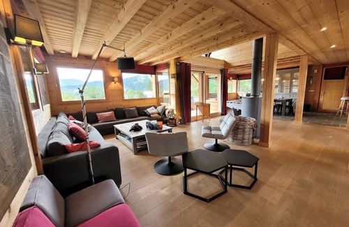 Les Gets Ski Chalet | Stunning chalet with pool and hammam 50m from slopes